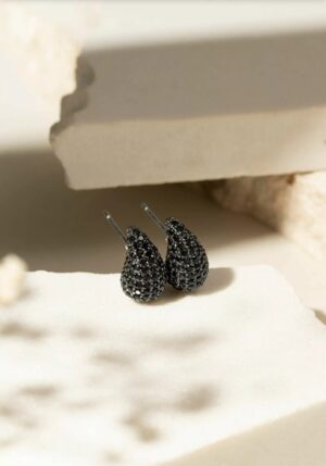 Brinco Gota Pera Cravejado com Zircônias Negras 14mm .