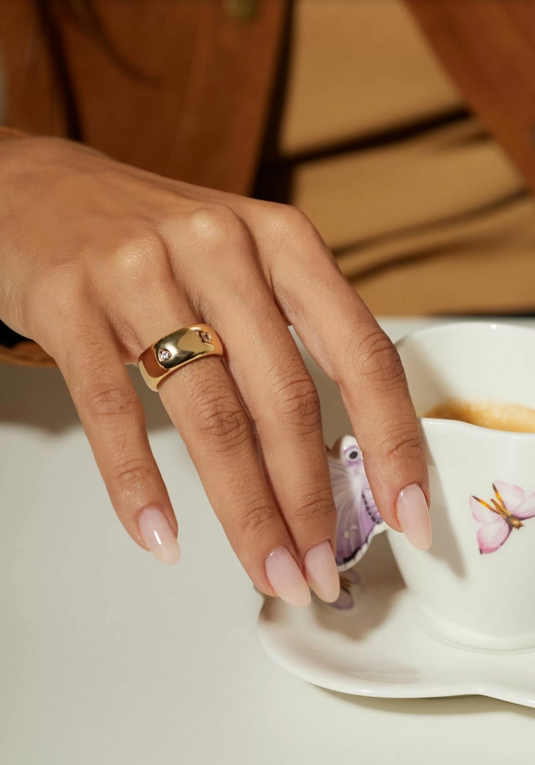 Anel Aliança Larga com Pontos de Zircônias Brancas - Banho de Ouro 18k