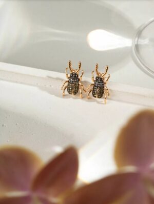 Brinco Bug Besouro com Zircônias Coloridas - Banho Ouro 18k