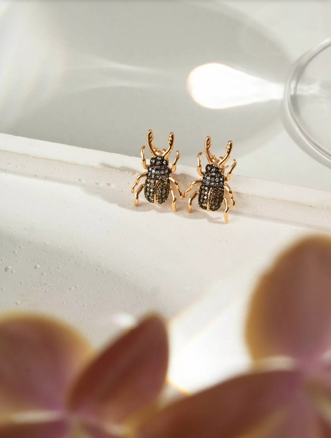 Brinco Bug Besouro com Zircônias Coloridas - Banho Ouro 18k - Imagem 2