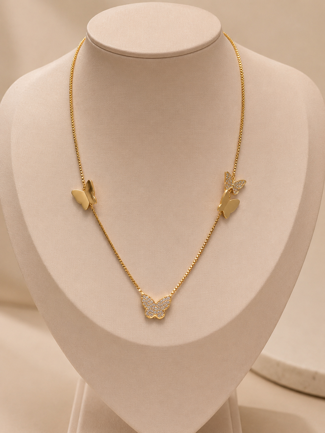 Colar curto Borboleta Cravejada - Banho Ouro 18k